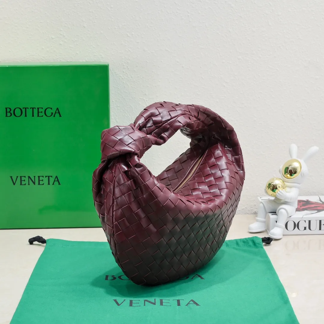 Batch 1460 BV Bottega Veneta's new medium-sized JODIE handbag BV bag for women 🔥The new method is to round the corners on the original basis, and knot the round hobo bag with classic woven leather. The most iconic triangular pull-out design is made of sheepskin hanging soft shape, which is super suitable for concave shapes~Jodie feels really gentle to people. It is definitely the best item for daily matching, unchanged weaving, new elements twist, versatile, and the new favorite of street style Internet celebrities! Size: 36*21*13 Model: 6697